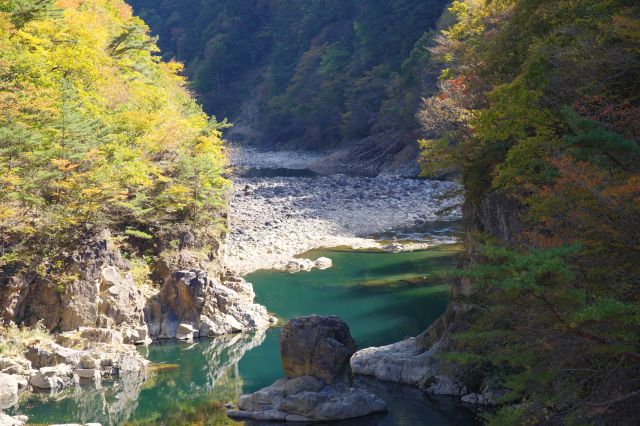 下流側、岩場に流れていく川。