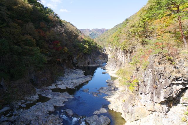 上流側、とてもダイナミックな岩壁・岩場の光景が広がります。