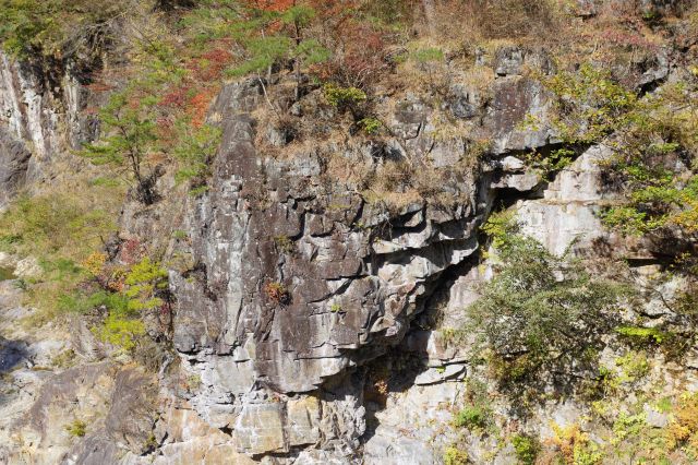 崩れ落ちそうなせり出した岩場。