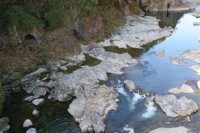 川にも岩場が点在します。