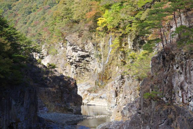 川の奥の方までダイナミックな光景が続きます。