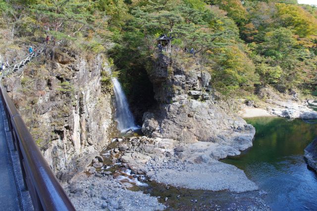 橋を進むと虹見の滝が見やすくなります。