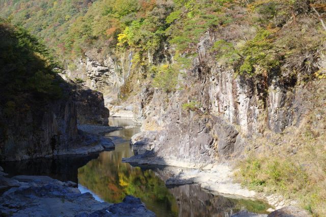 ダイナミックな岩壁が続く。