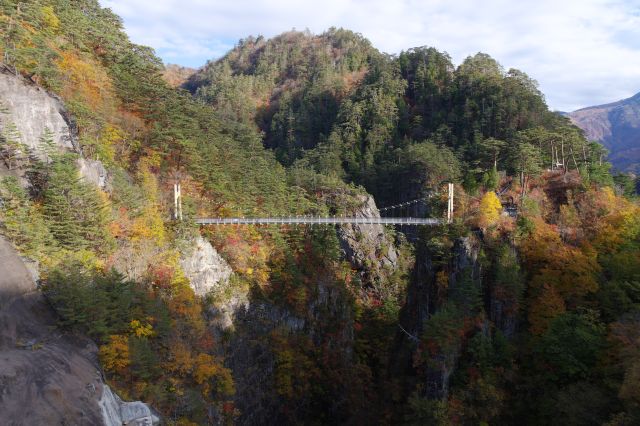 谷には「渡らっしゃい吊橋」が架かっています（後で行きます）。