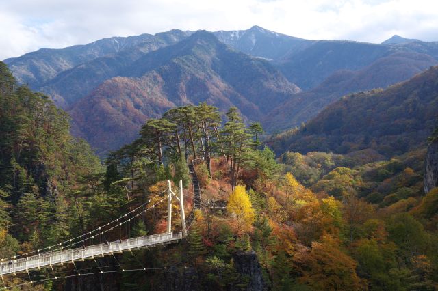 右奥には山並が続きます。