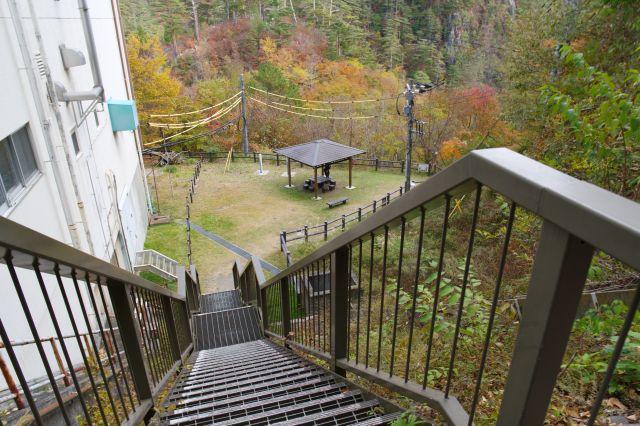 まずは建物裏手の広場へ降ります。