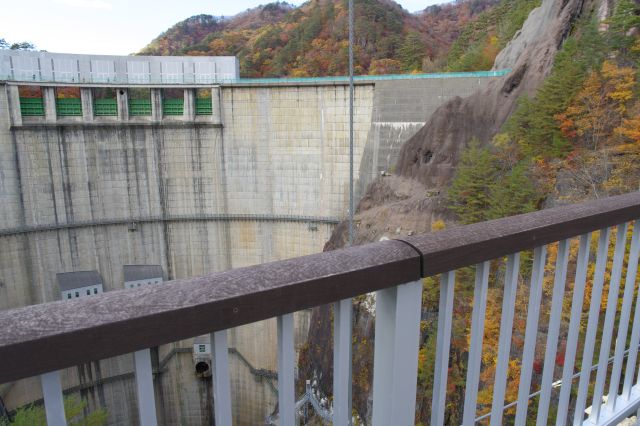 まだ下を見ないように橋の中央へ。