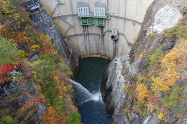 かなり下の方での放水、斜面に見られる紅葉。