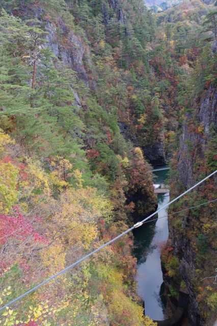 下流方向はとても深くて狭い峡谷です。