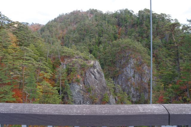 目線の高さにも岩や紅葉の山。