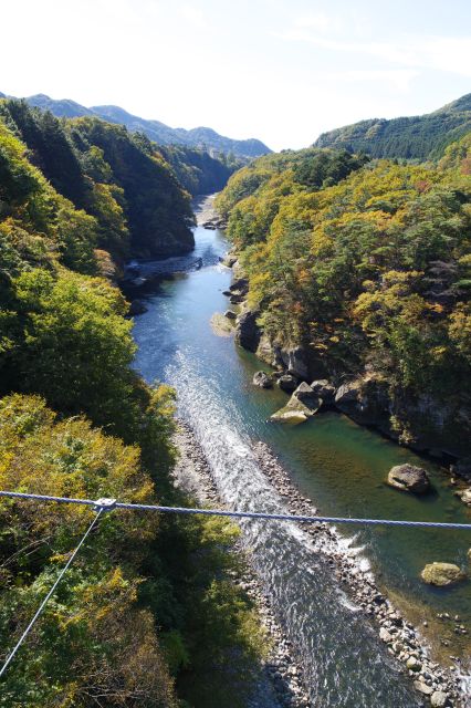 川の下流側の美しい渓流風景。川が流れる音は滝のようにザーザーと響きます。高さがあり少し怖いぐらい。