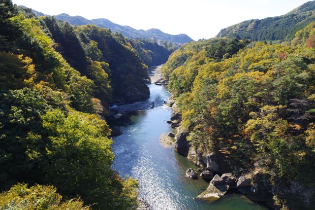 両岸豊かな自然に囲まれた心地良い眺望。