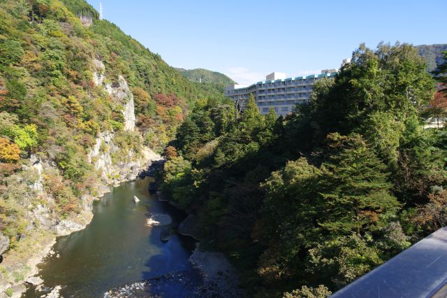 さらに進んで角度を変えた眺め。ホテルの建物が見えてきます。