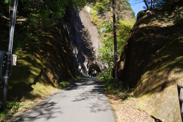 岩の間を通ります。