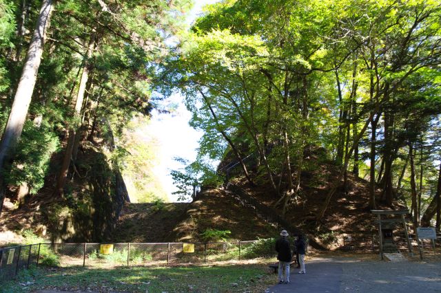 岩に囲まれた広場に出ました。