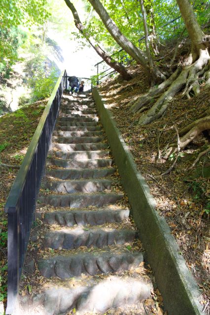 岩山の階段を登ります。