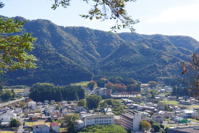 東側の山並み。