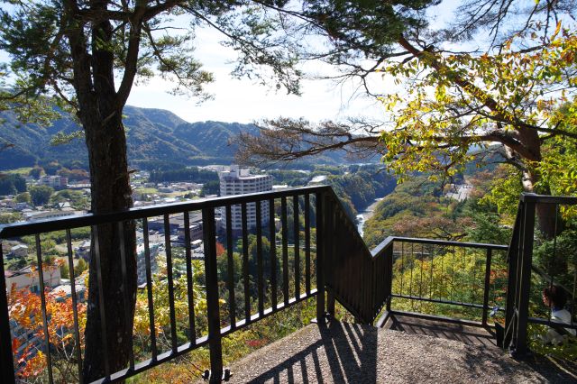 楯岩の頂上の展望台に到着。眺望が期待できそうです。