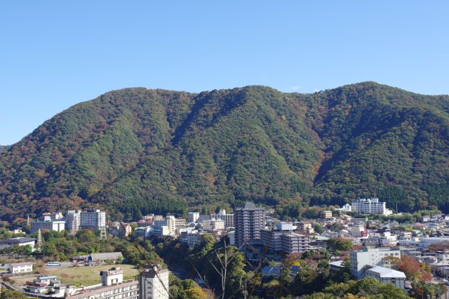 青空と山並み。