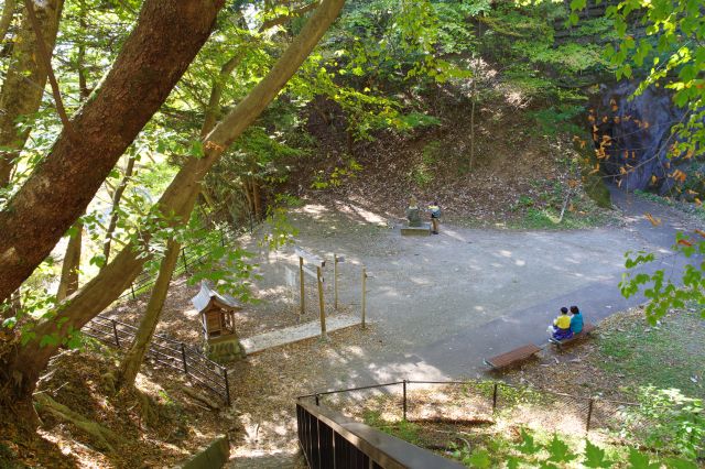 広場の様子。再びトンネル、吊橋を通り温泉街に戻ります。