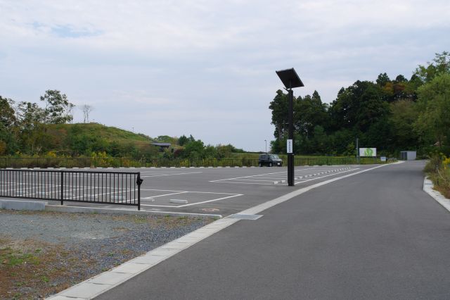 復興祈念公園のメインの駐車場があります。