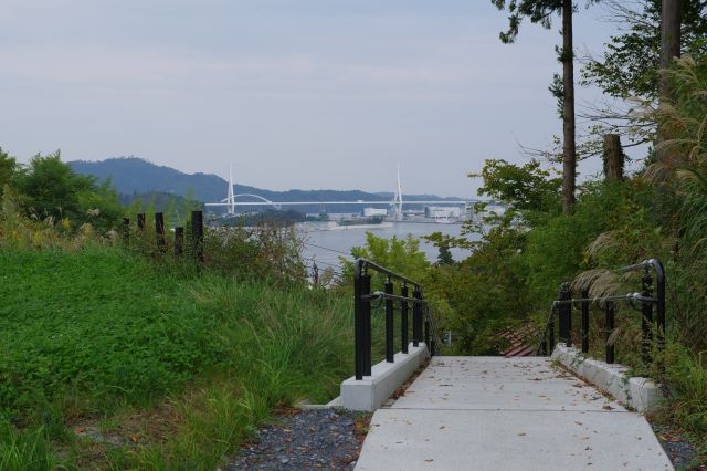 右側の小路からはもっと短絡できた道かも（未確認）。