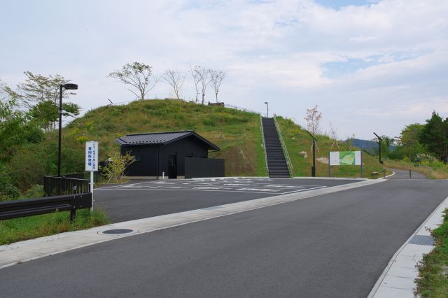 気仙沼市復興祈念公園の中心部へ。バス・ゆずりあい車両専用駐車場とお手洗い（新しいのできれい）があります。