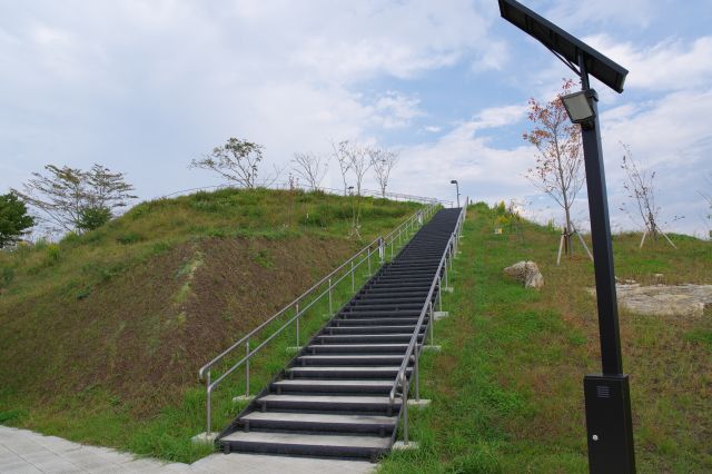 丘の階段を登ります。