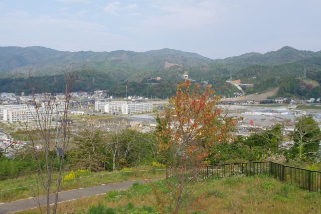 内陸側の鹿折地区の街並み、一帯が新しく造成された雰囲気。