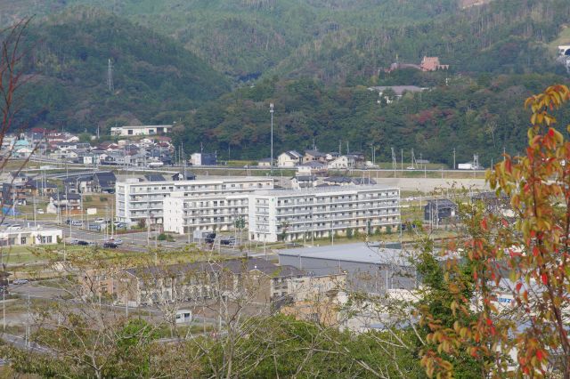 空き地の間に新しい建物が並びます。