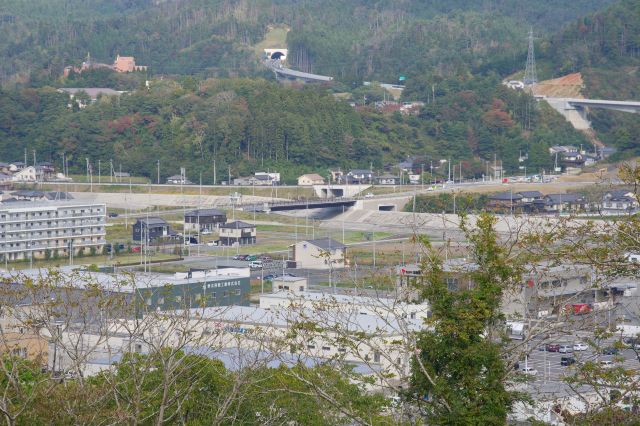 護岸工事された川沿い。