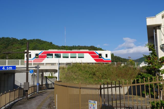 釜石駅からグリーンベルトへ歩きます。本数が少ない三陸鉄道が走る姿が見られました。