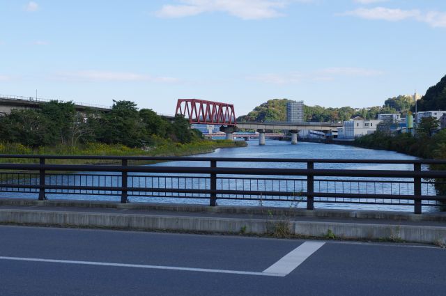 イオンタウン前の橋を渡ります。