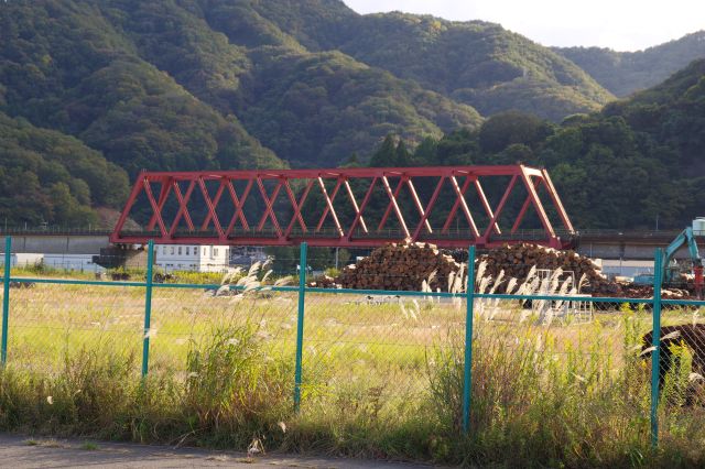 鉄橋や草地に木材置き場。