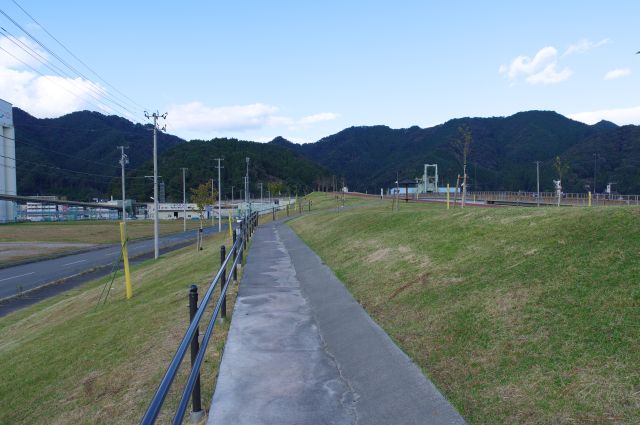 グリーベルトの盛り土の坂を登ります。