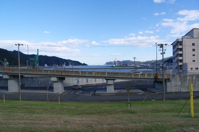 ちょっとした高台でありここから海側が見えます。車や工場の音が響きます。