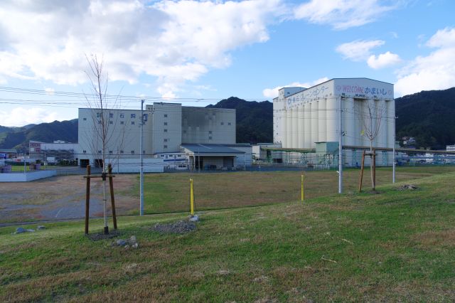 広い空き地と大きな工場などの建物。