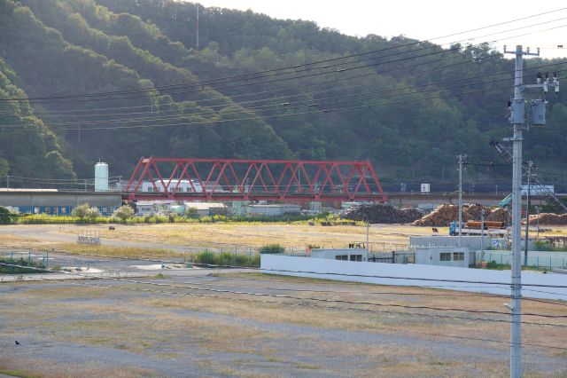 鉄橋や広い空き地。