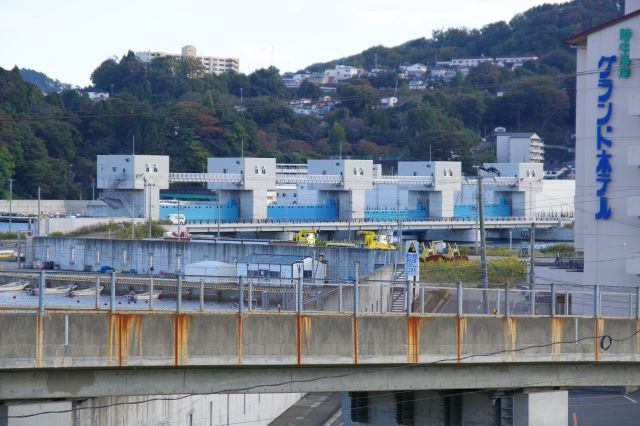 川の河口部には大きな水門があります。