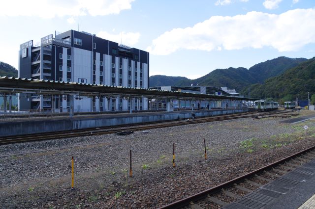 三陸鉄道で釜石駅に到着。5番線のホームは少し離れています。