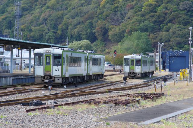 JRの留置車両の気動車が見えます。