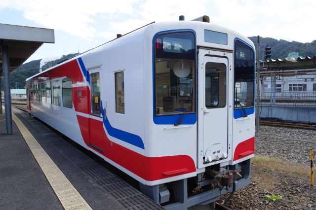 静かに折り返しを待つ三陸鉄道の車両。