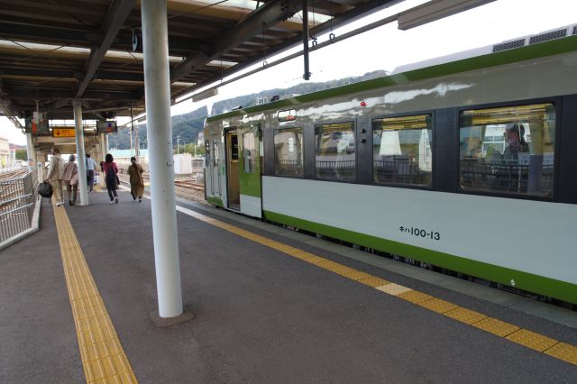 本数が少なく待合室で列車を待ち、改札が始まり3番線のJR釜石線のホームへ。気動車特有のガリガリ音。