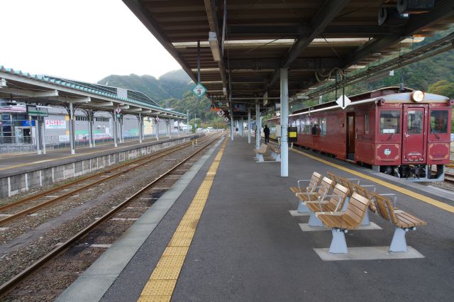 ホームの奥には三陸鉄道の宝くじ号がいました。