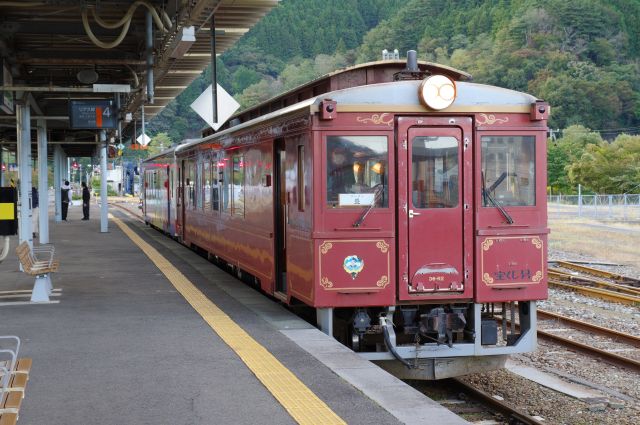 三陸鉄道の宝くじ号、1両だけ印象的なデザインです。