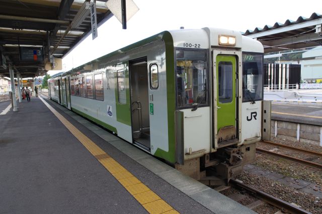 静かなホームから釜石線に乗車します。