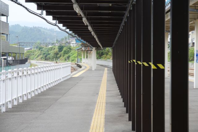 BRTの2番線の奥には鉄道線の3番線のホームが前後配置になっています。