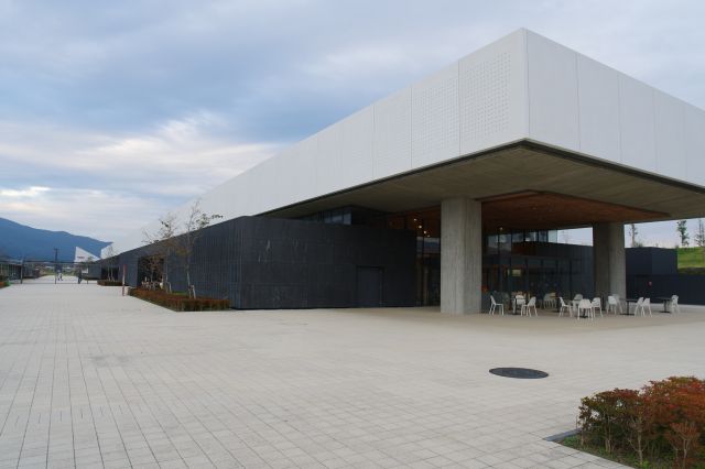 道の駅の端へ。かなり長い建物です。