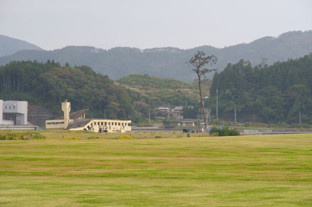 右前には奇跡の一本松と被災した建物が見えます。後で向かいます。