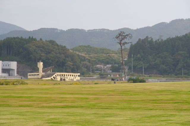 右前には奇跡の一本松と被災した建物が見えます。後で向かいます。